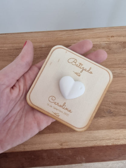 Pack of 8 plaster hearts on wooden board