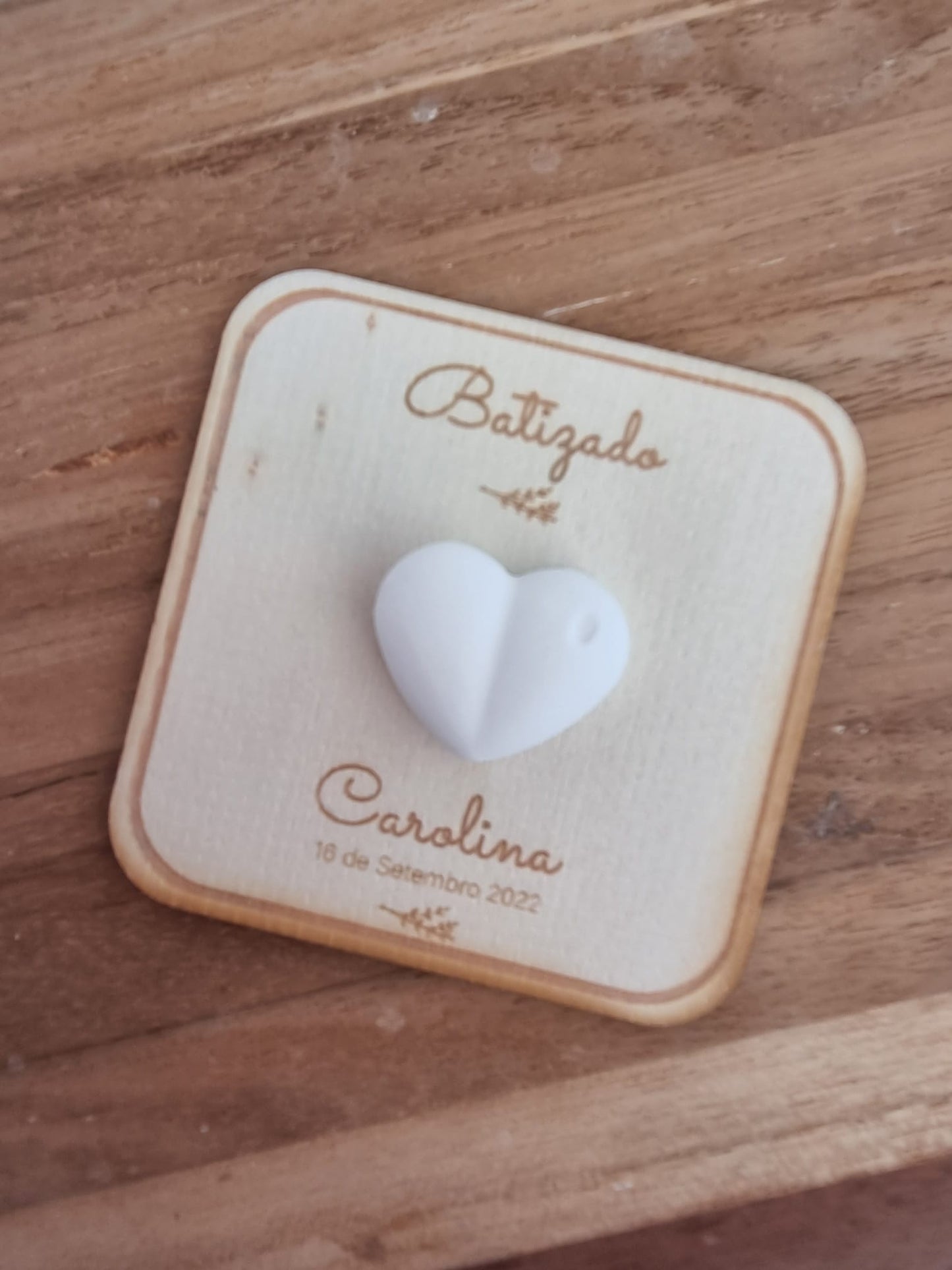 Pack of 8 plaster hearts on wooden board